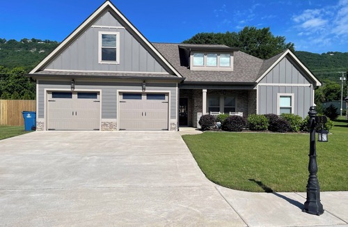 Flintstone House | Flintstone Home, fur babies, Mtn view, mins to Ruby Falls, Rock City & Chatt