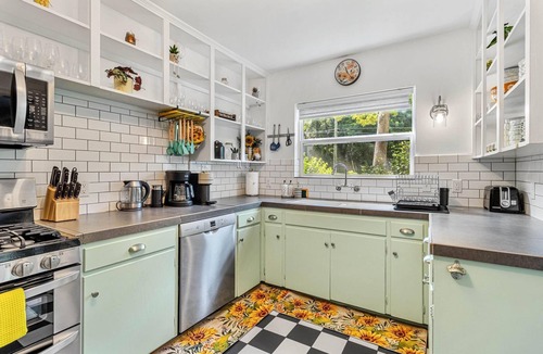 Gainesville House | Floral Oasis: A Whimsical and Charming Ambiance!
