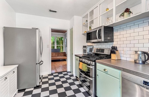 Gainesville House | Floral Oasis: A Whimsical and Charming Ambiance!