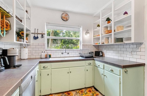 Gainesville House | Floral Oasis: A Whimsical and Charming Ambiance!
