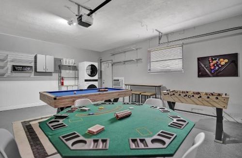 Plantation House | Florida Dream Home: Pool Lakeview Game Room ~
