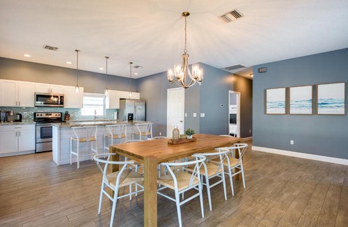 Jensen Beach House | Florida Gem Saltwater Pool By Beaches and Kayaking!