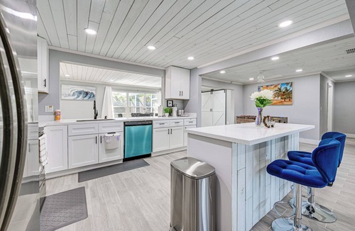 Oakland Hills Cottage | Florida Gulf Coast Getaway: Pool + Screened Lanai!