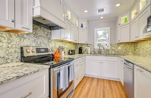 Crystal Beach House | Florida Retreat w/Hot Tub: Walk to the Gulf!