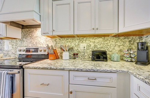 Crystal Beach House | Florida Retreat w/Hot Tub: Walk to the Gulf!