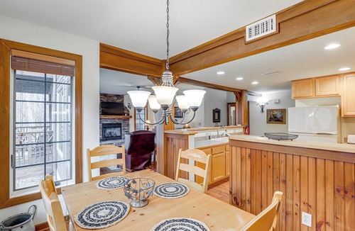 Mountain Air Condo | Forest-View Balcony & Trail Access! Burnsville Gem