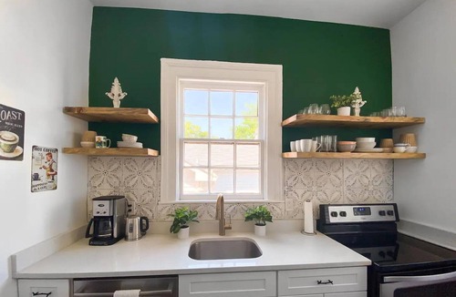 Savannah Victorian District House | Forsyth Historic Duplex Sleeps 10 - Great for large Groups!