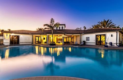 Three Oaks Apartment | Fort Myers 2BR Condo Pool BBQ Area