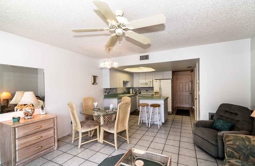 Holmes Beach Condo | Fountain Head 6 - Condo 2 Bedroom/1.5 Bath , maximum occupancy of 4 people.