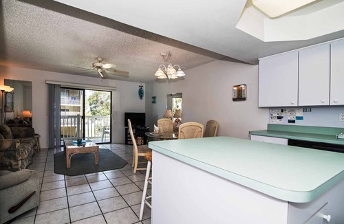 Holmes Beach Condo | Fountain Head 6 - Condo 2 Bedroom/1.5 Bath , maximum occupancy of 4 people.