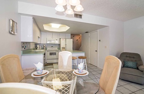 Holmes Beach Condo | Fountain Head 6 - Condo 2 Bedroom/1.5 Bath , maximum occupancy of 4 people.
