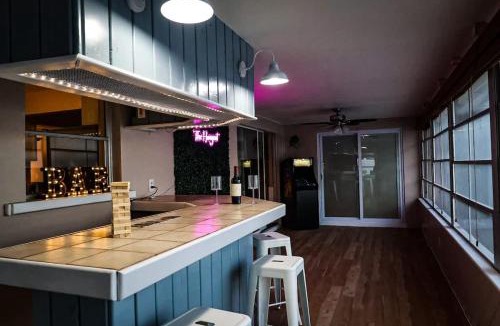 Largo House | Four Bed Home with Pool Game Room Bar Near Beach