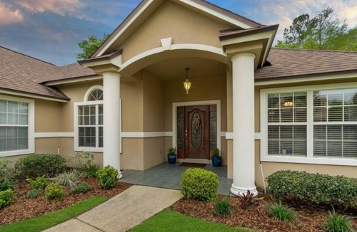 Arlington House | Four-bedroom mini estate, minutes from downtown Jax with a sunroom and backyard