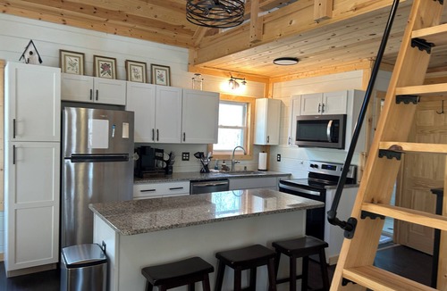 Spring City Cabin | Four bedrooms in two side-by-side rustic lake cabins in Spring City, TN