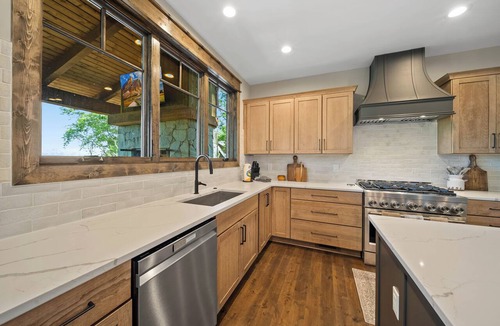 Elk Park House | Four Eaglets Lodge at Eagles Nest - 5 Suites, Mountain View, Game Room