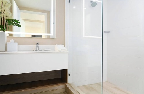 Bay Harbor Islands Hotel | Four Spacious Rooms! Rooftop Pool, Pet-friendly, Close to Bal Harbour Beach!