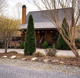 Vein Mountain House | Fox Lake Cabin Retreat! Hot Tub, Games, Fire Pit, Sleeps 8