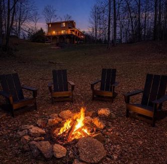 Vein Mountain House | Fox Lake Cabin Retreat! Hot Tub, Games, Fire Pit, Sleeps 8
