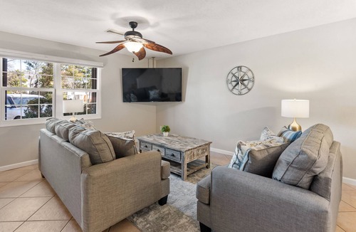 Miramar Beach House | ~ Free Beach Service ~ 2Br/2Ba ~ Sleeps 8!