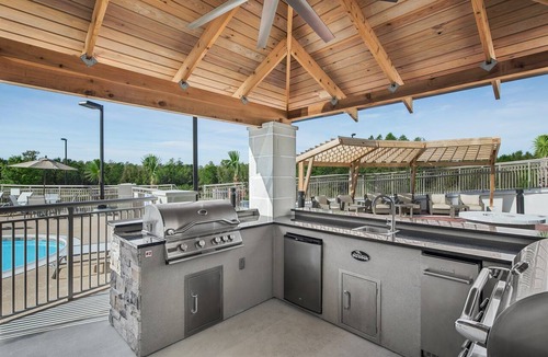 Florence Apartment | Free Breakfast + Outdoor Pool | Explore the Nascar Hall of Fame