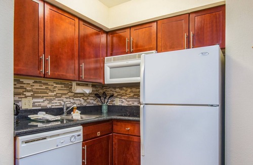 East Texas Apartment | Free Breakfast! Studio with Pool Access. Near Lehigh Valley International Airport