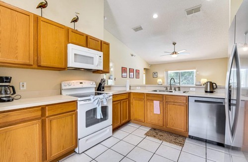 Thousand Oaks House | FREE Disney Plus & Hulu ~ 4 BR/2 BA Heated Pool Home 9mi to Disney Theme Parks