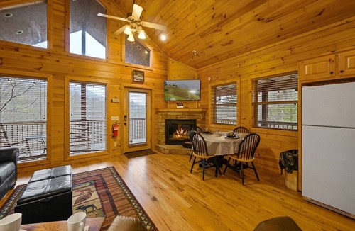 Sevierville Cabin | Free Dollywood Tix+MtnViews+Pool+Couples+DogsOK