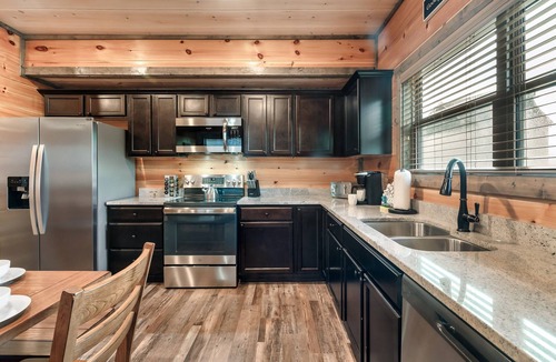 Sevierville Cabin | Free Dollywood Tix/Pool/DogsOK/10Min2Dollywood