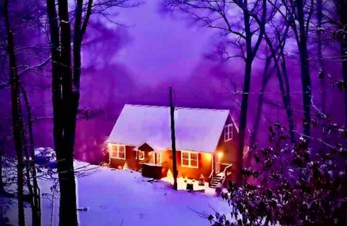 Charter Hills Cottage | Free EV charging, loft, views, hot tub, pets, private, 2 beds, firepit & golfing