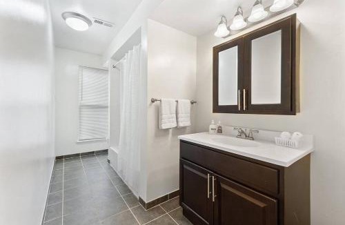 Grenloch Apartment | FREE Parking Minutes from Center City