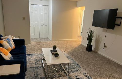 Grenloch Apartment | FREE Parking Minutes from Center City