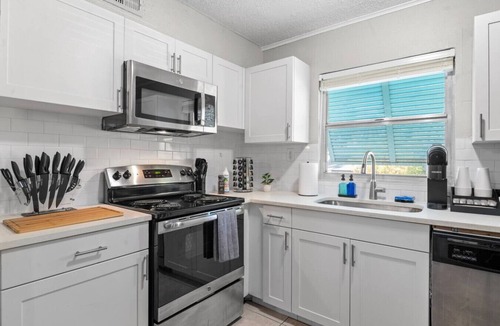 Bayshore Gardens Apartment | Free Parking - Pool - Bayshore Resort-Style 2BD