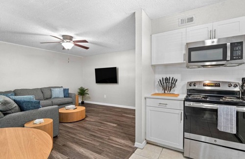 Bayshore Gardens Apartment | Free Parking - Pool - Bayshore Resort-Style 2BD