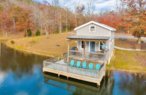 Rising Fawn Cabin | Free Ruby Falls Ticket & More- 2 cabins-one with hot tub & one lakefront fishing -for larger groups