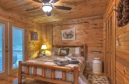 Cashes Valley Cabin | *Free Whitewater Rafting & Ziplining* Secluded, Close to Downtown Blue Ridge, Perfect Couple Retreat