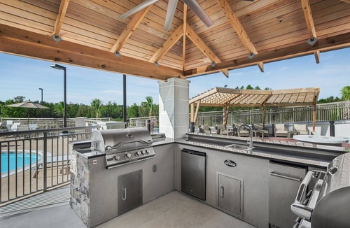 Florence Apartment | Free Wi-Fi, Free Breakfast + Outdoor Pool. King Studio Near Florence Center.