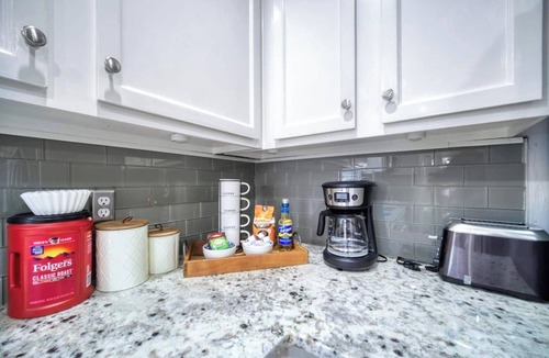 Southside House | ~Fresca Familia Sleeps 8 Pool by Shops & Dining~