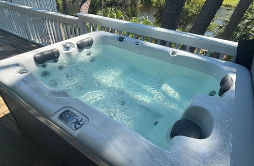 Deer Lake House | FRIPP ISLAND/Hot tub overlooking lake/Community Pool/6 Seater Golf Cart/Cards available-275 Deer Lake