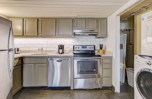 Gayborhood Apartment | Frontdesk | Bright 1 BR in Washington Square West