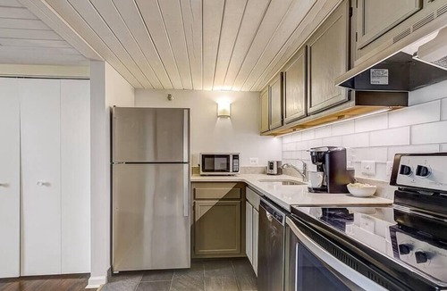 Gayborhood Apartment | Frontdesk | Bright 1 BR in Washington Square West