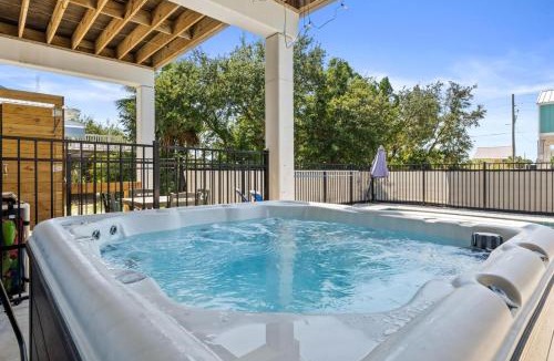 East End House | Fruitcakes- Private Pool- Hot Tub- Pet Friendly