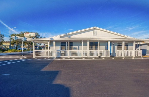 Le Barons Of Titusville Apartment | Full Bed Non Smoking | Titusville