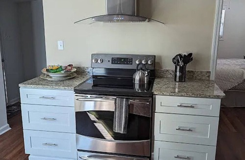 Landrum House | Fully Furnished 4BR/2BA Home with Deck – Pet Friendly – Near Tryon
