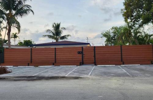 Central Oakland Park Villa | Fully Private & Spacious Villa, w Pool and Patios, Near the Beaches, Family Friendly, 3 Separated Cozy Apts w kitchen & Living room