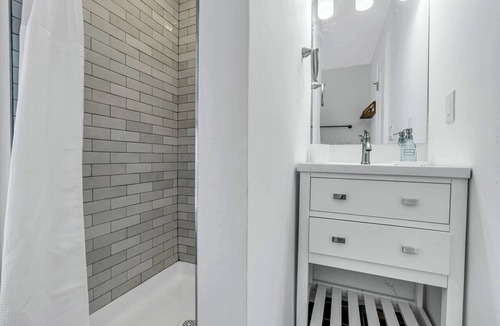 Wall Apartment | Fully Renovated Blocks to Beach & Main Ave | Sleeps 6 | Near Asbury