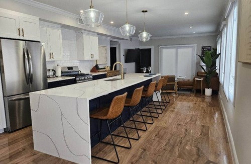 Sailboat Bend Apartment | Fully renovated - 12ft island - 1.2G Wifi