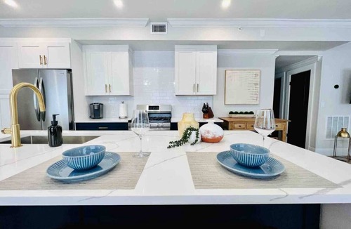 Sailboat Bend Apartment | Fully renovated - 12ft island - 1.2G Wifi