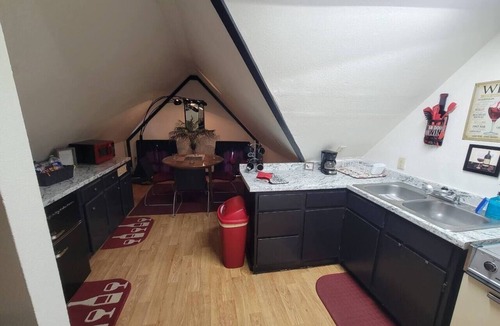 Old North Knoxville Apartment | Fun Attic! Near Downtown and UT -Knoxville