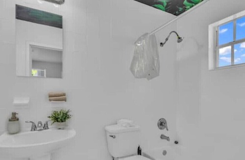 Little Havana House | Fun Central House by Calle 8, Beaches & Downtown