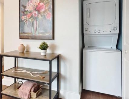 Downtown Jacksonville Apartment | Fun Cozy 1 Br King Apts - 1 25 Mile Walk to TIAA Bnk Fld